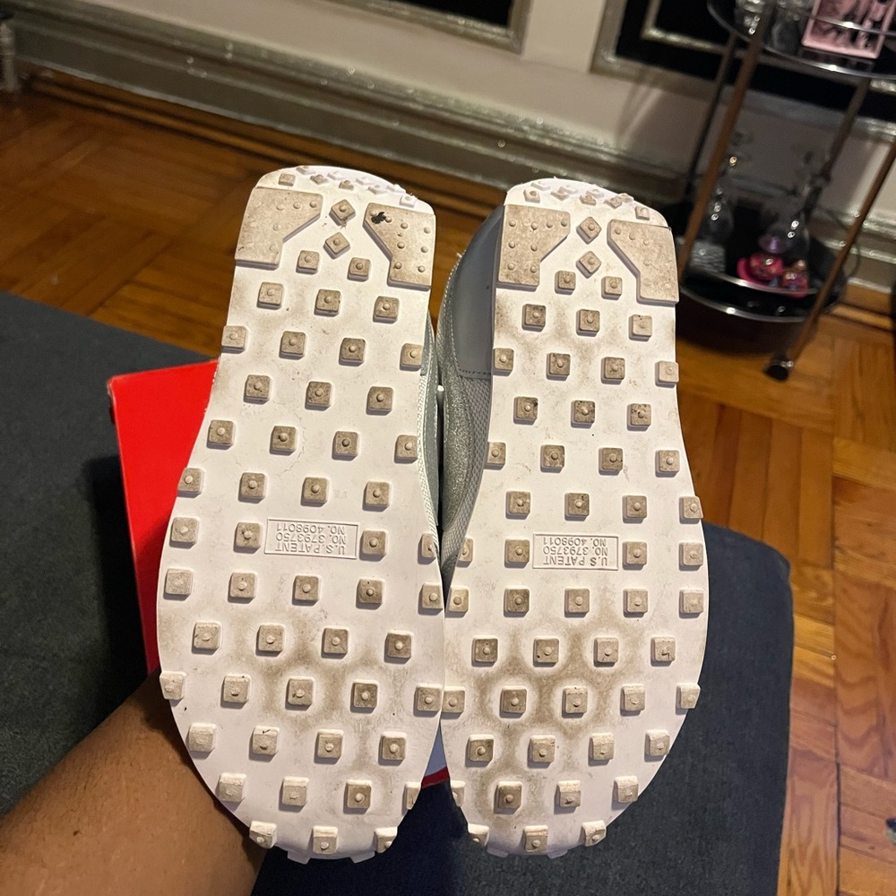 Nike Women’s Sneakers in Light Gray and White - Picture 4 of 5